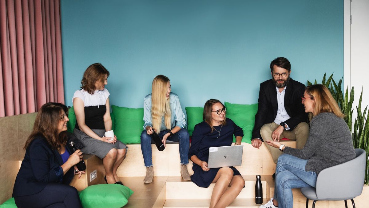 Umacnianie pozycji kobiet na rynku pracy wymaga konkretnych rozwiązań, które pozwalają im na łączenie rozwoju zawodowego z życiem prywatnym. Dotyczy to również nieszablonowych rozwiązań, umożliwiających kobietom dopasowanie grafiku do potrzeb, które mogą być bardzo zróżnicowane. 