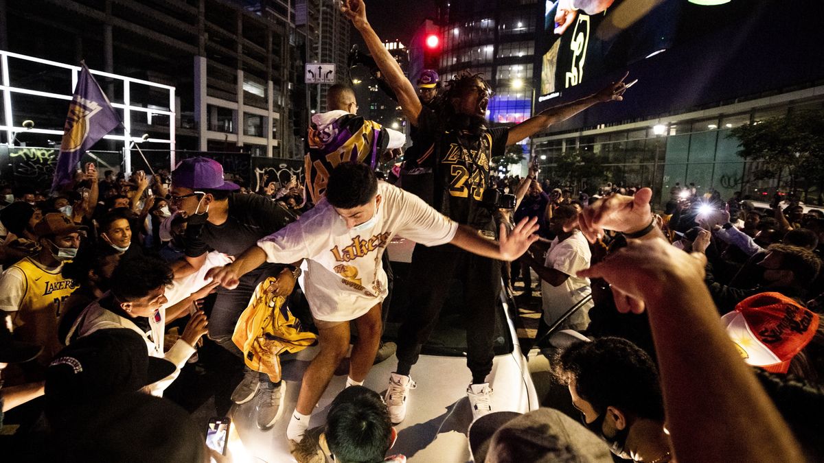 Na ulicach Los Angeles było gorąco. Kibice Lakers po zdobyciu mistrzostwa NBA wyszli na ulice, aby oddać hołd za zmarłego w styczniu Kobe’ego Bryanta. Musiała interweniować miejscowa policja. 