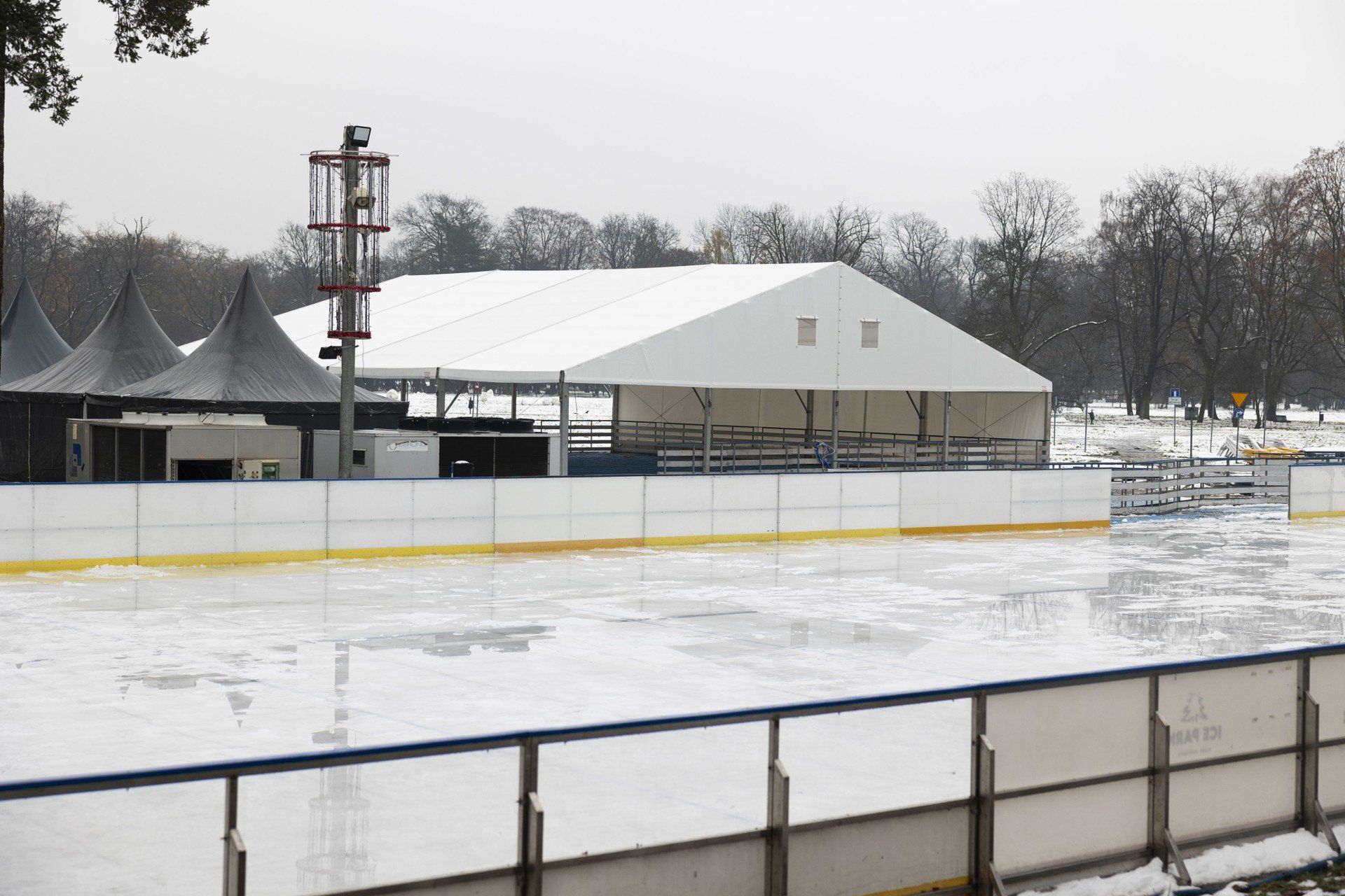 Budowa lodowiska w Parku Jordana w Krakowie