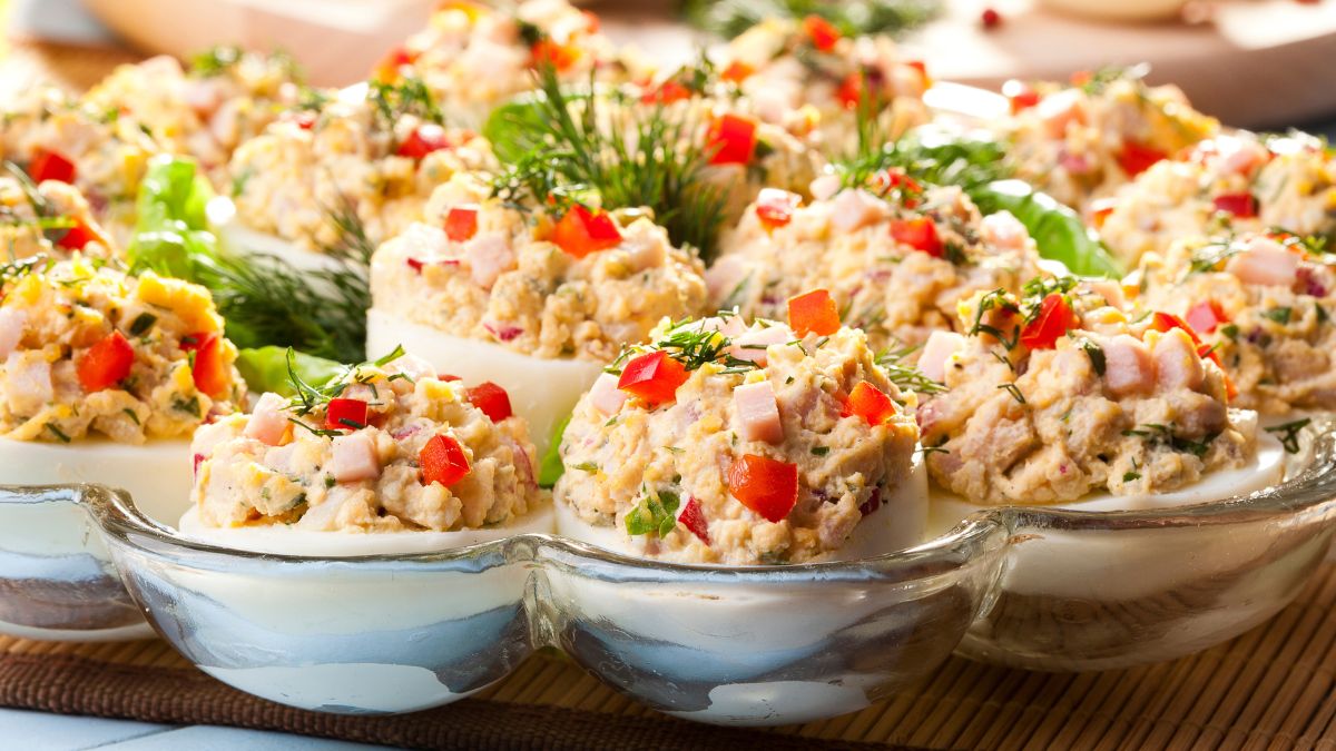 Jajka pod pierzynką są pełne kolorowych dodatków