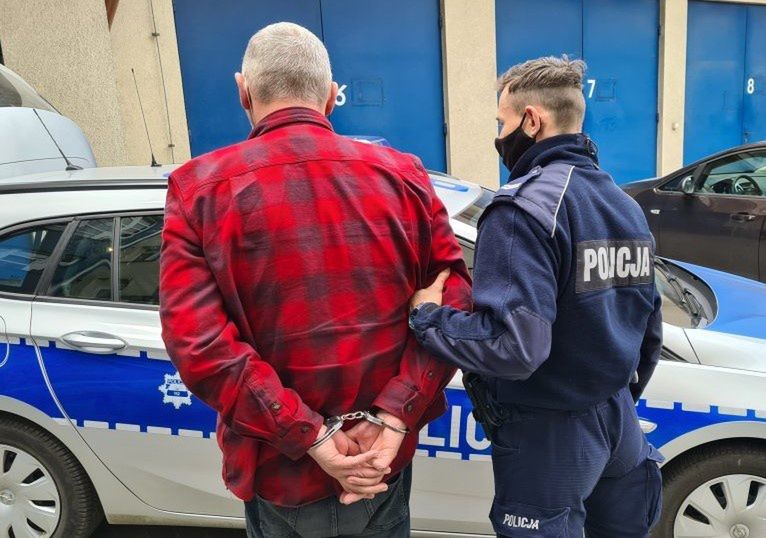 Śląskie. Policjanci z Mysłowic zatrzymali 55-letniego mężczyznę, który w prowadzonym przez siebie warsztacie posiadał m.in. znaczną ilość narkotyków. 