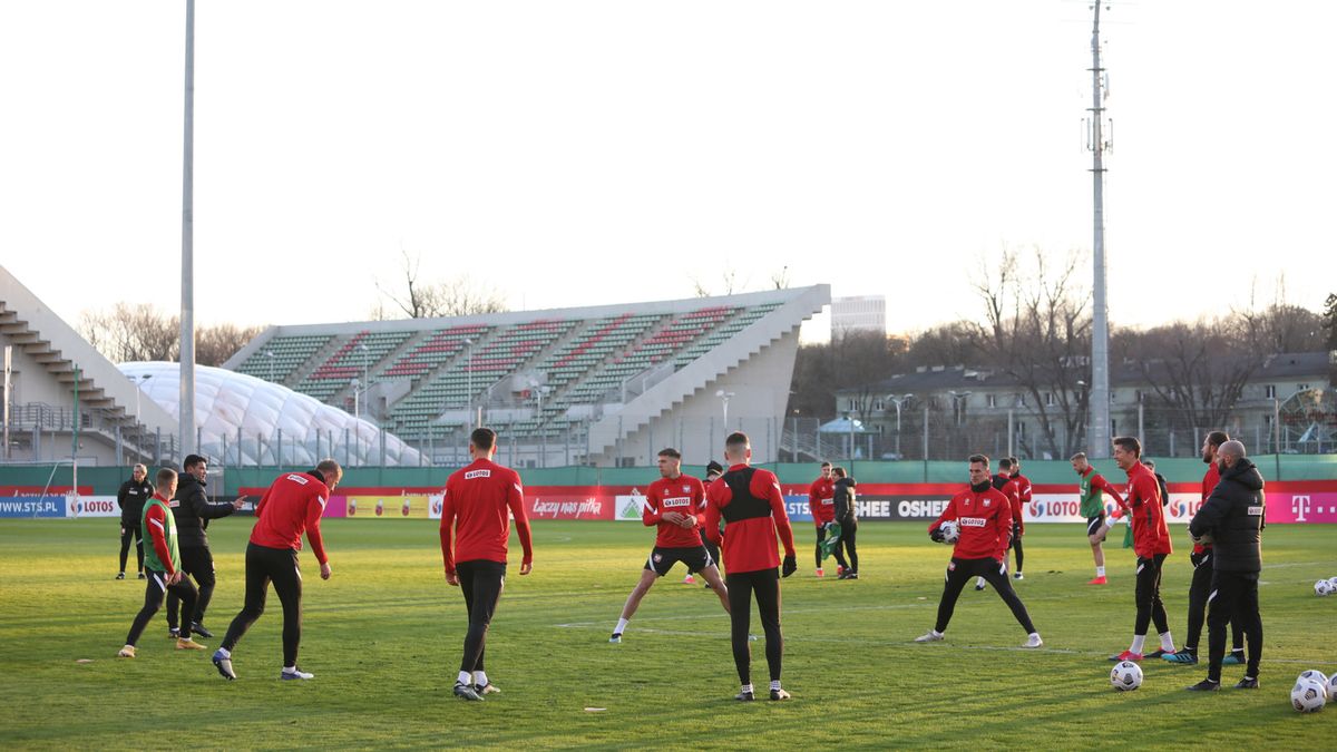 zawodnicy piłkarskiej reprezentacji Polski podczas treningu na bocznym boisku Legii w Warszawie