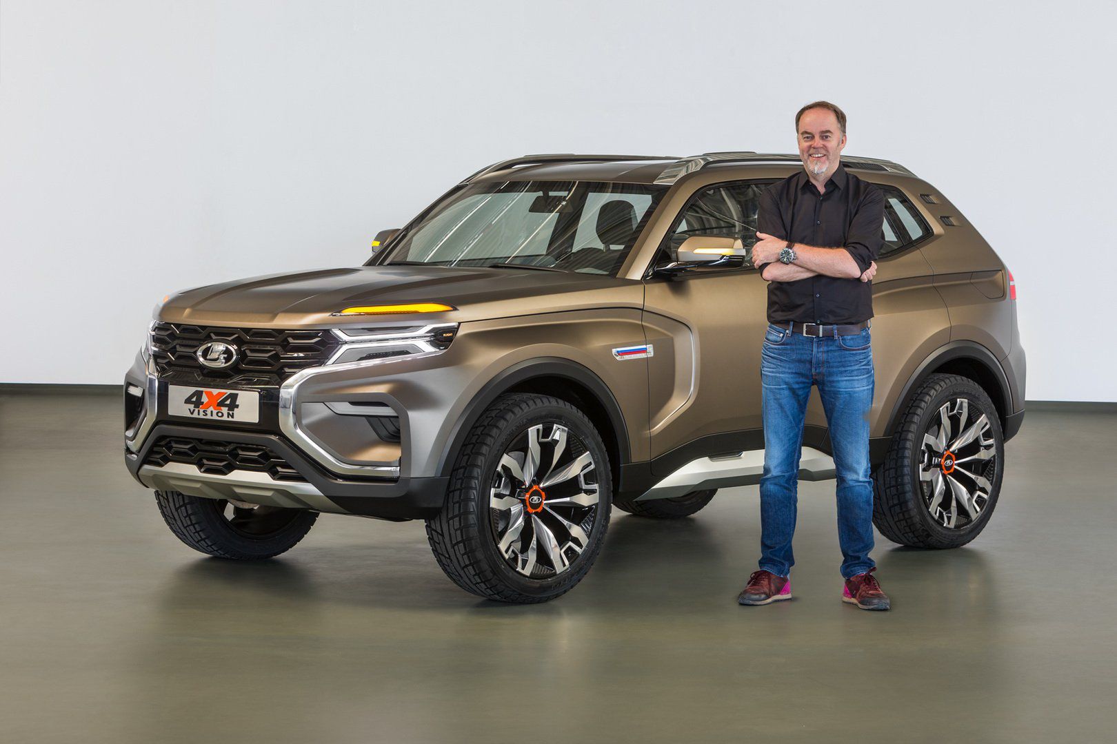 Steve Mattin przy swoim dziele: koncepcie Łada 4x4 Vision