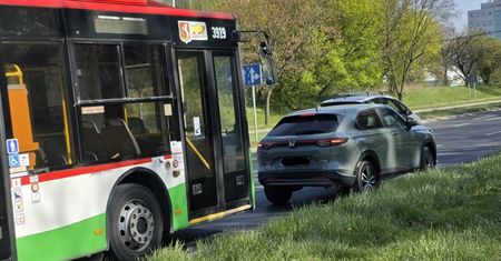 Zderzenie trolejbusu z hondą na rondzie w Lublinie. Kierowca osobówki zignorował sygnalizację [ZDJĘCIA]