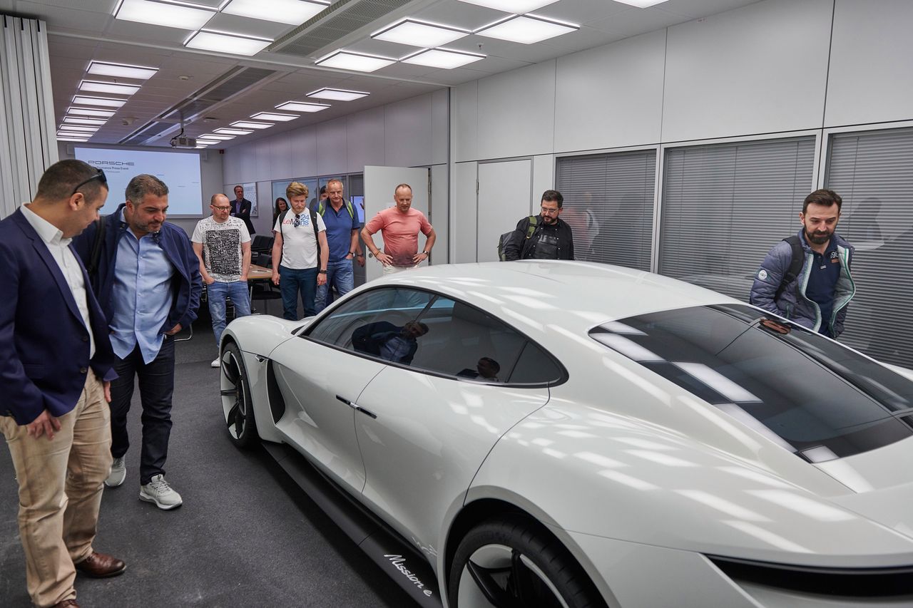 Prezentacja konceptu Porsche Mission E w Zuffenhausen, gdzieś w fabryce, głęboko pod ziemią.