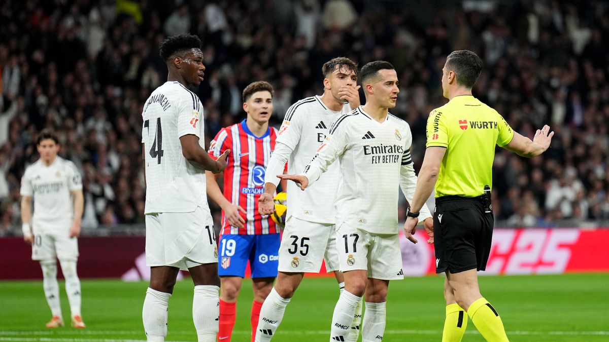 Getty Images / Angel Martinez / Lucas Vazquez w rozmowie z sędzią