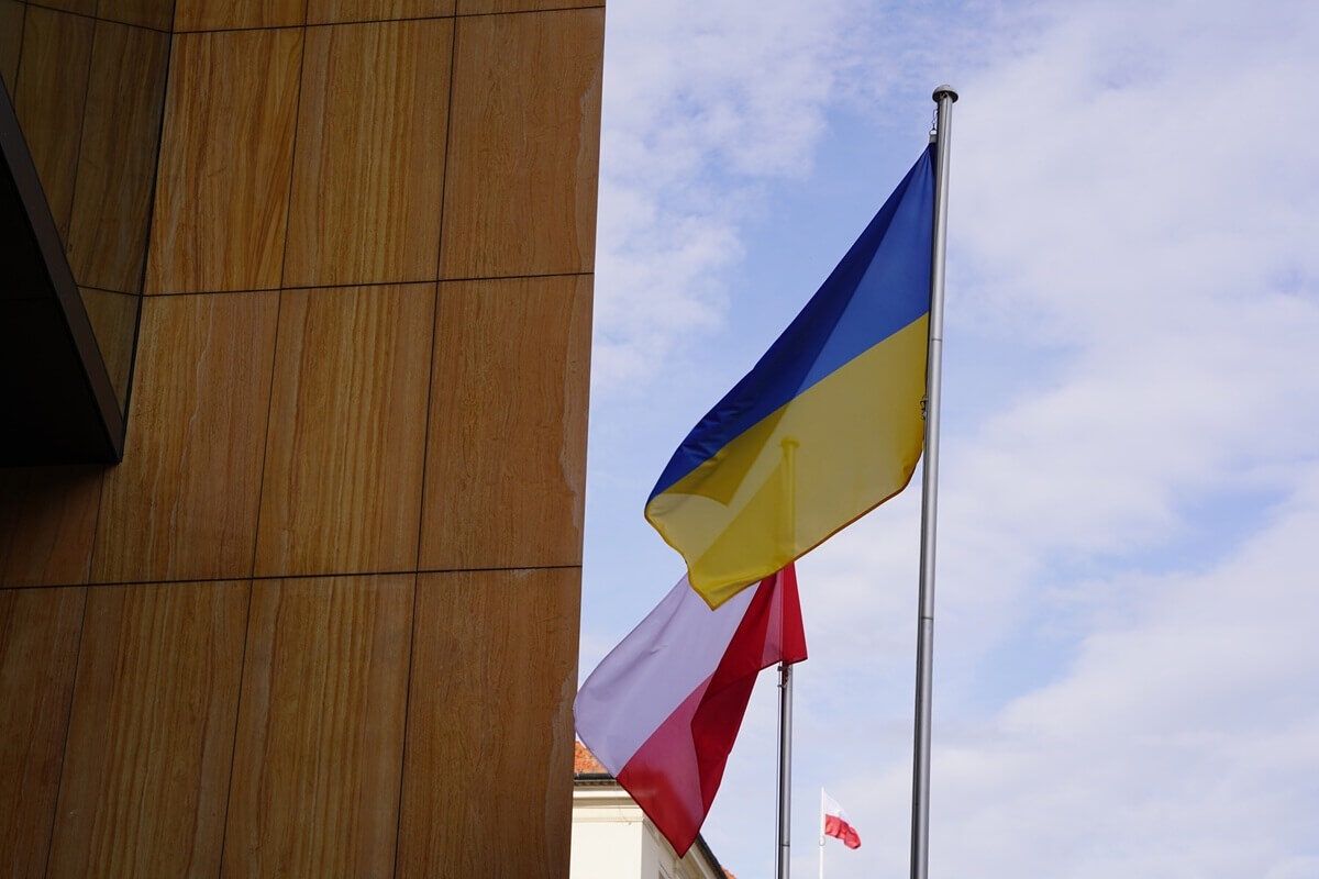 Flagi Polski i Ukrainy przed siedzibą Konsulatu Generalnego Ukrainy w Lublinie