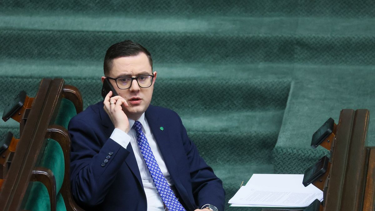 Miłosz Motyka
Warszawa, 12.03.2026. Minister energii Miłosz Motyka na sali obrad Sejmu, 12 bm. W drugim dniu obrad Sejm zajmie się m.in. poselskim projektem uchwały w sprawie działań niezbędnych do zapewnienia spełniania przez Trybunał Konstytucyjny wymogów sądu ustanowionego na mocy prawa, niezawisłego i bezstronnego. (jm) PAP/Leszek Szymański
Leszek Szymański
10 10. X kadencja kadencji, obrady, obrady Sejmu, polityk, polityka, posiedzenie, sala obrad, sala plenarna, sala posiedzeń, sejm, sejmu