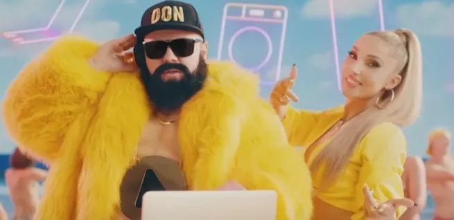 Media Expert zalewa Polskę prostymi reklamami z Cleo. "Przepalenie" budżetu czy geniusz marketingu?