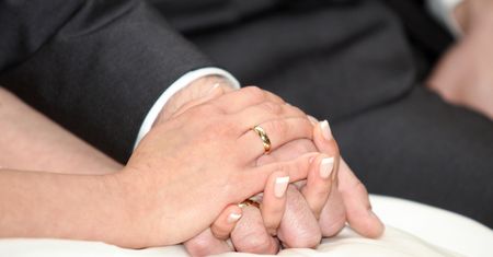 Noszenie obrączki ślubnej nie ma sensu? Terapeutka par ma oryginalną teorię