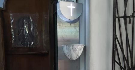 W kościołach stanęły automaty z wodą święconą. Nie wszyscy wierni są zachwyceni