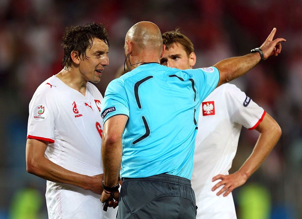 Na zdjęciu: Howard Webb w rozmowie z reprezentantami Polski podczas meczu Austria - Polska na Euro 2008