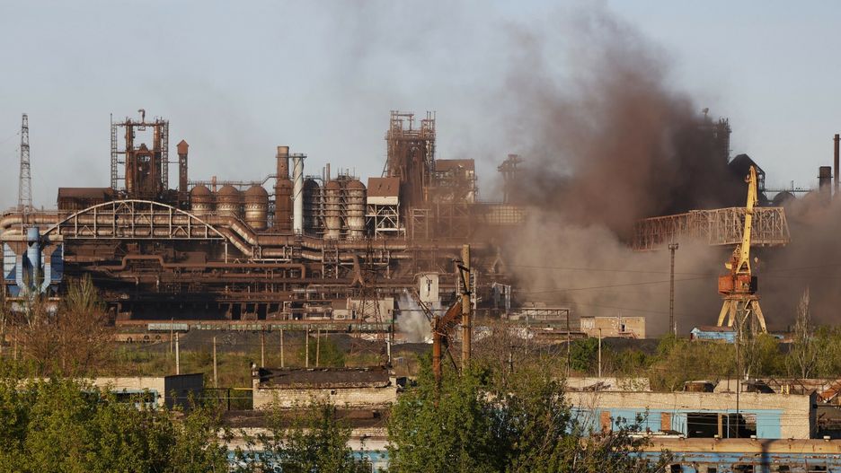Wojna w Ukrainie - sytuacja w zak?adach AzowstaluSmoke rises from the Metallurgical Combine Azovstal in Mariupol during shelling, in Mariupol, in territory under the government of the Donetsk People's Republic, eastern Ukraine, Saturday, May 7, 2022. (AP Photo/Alexei Alexandrov)AP