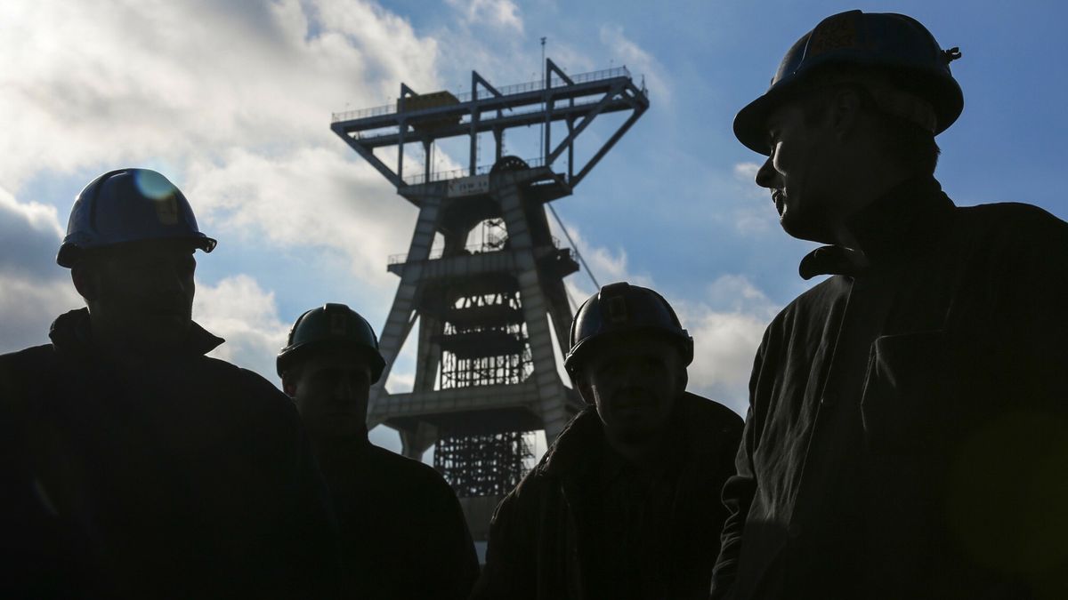 Reporter baza 2020-06-a
03.02.2015 Ornontowice Akcja protestacyjno strajkowa slaskich gornikow i zwiazkowcow przy KWK Budryk przeciwko likwidacji kopalni na Slasku w zwiazku z rzadowym planem dla Jastrzebskiej Spolki Weglowej 
fot. Beata Zawrzel/REPORTER
Beata Zawrzel/REPORTER