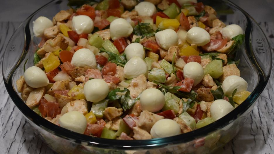 Sałatka z kurczakiem i mozzarellą
