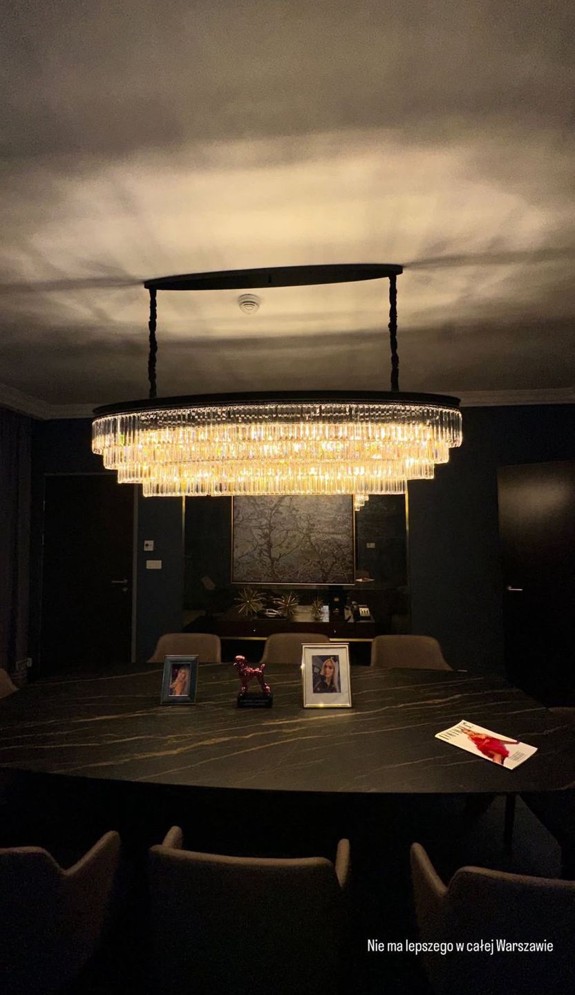 Caroline Derpienski prezentuje wnętrza hotelowego apartamentu 