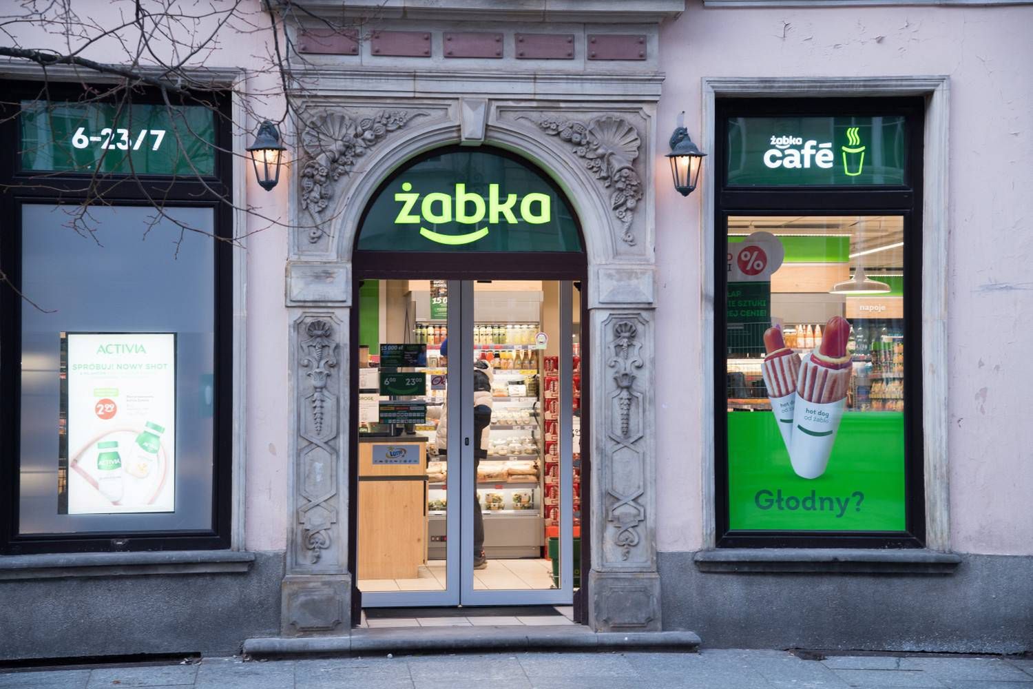Żabka zaleca płatność kartą