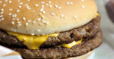 Powiększony podwójny cheeseburger z przyprawami