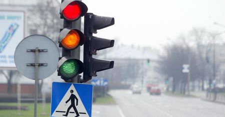 Mandaty za przejazd na czerwonym świetle. Policjanci przejrzą nagrania z kamer