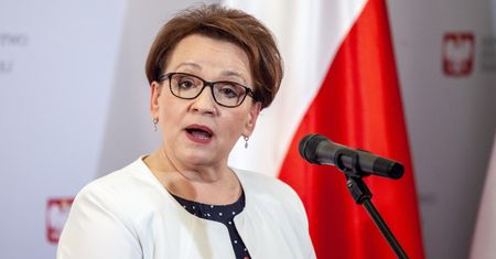 "Gazeta Wyborcza": Dolnośląscy politycy PiS kradli ubrania z kontenerów PCK. Prokurator prowadząca sprawę rezygnuje