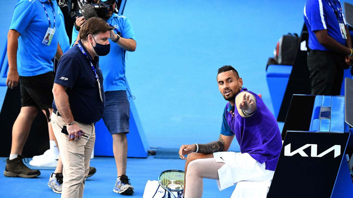 PAP/EPA / DAVE HUNT / Na zdjęciu: Nick Kyrgios (z prawej) rozmawia z supervisorem