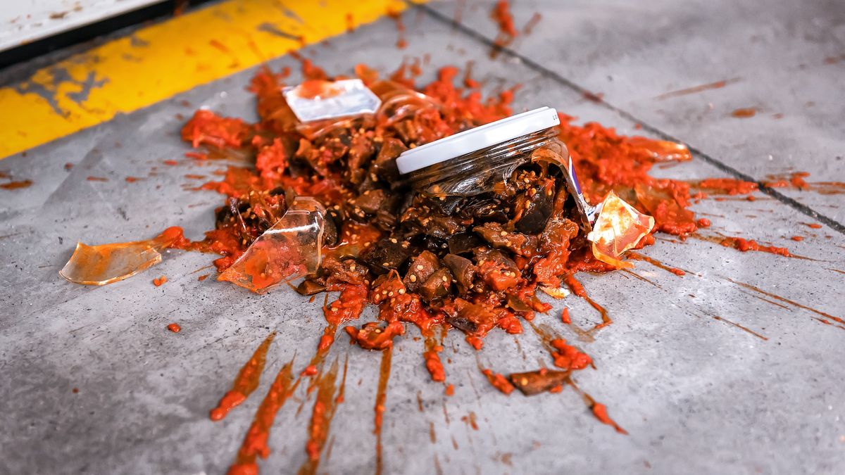 Rozbity słoik w sklepie