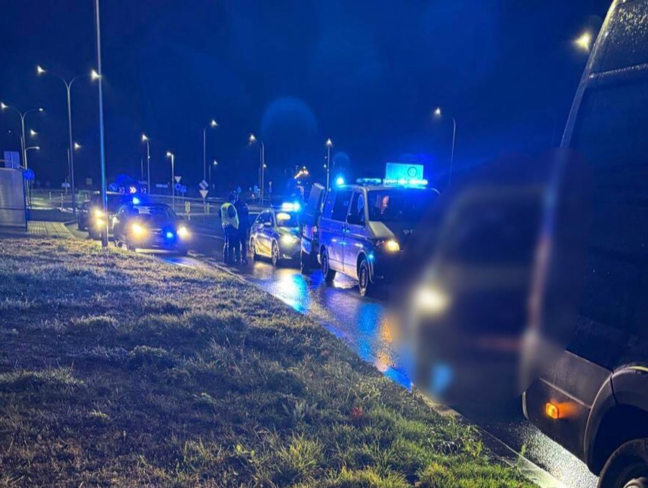 Wągrowiec: Pod osłoną nocy kradli busy. Policjanci rozbili szajkę złodziei samochodowych