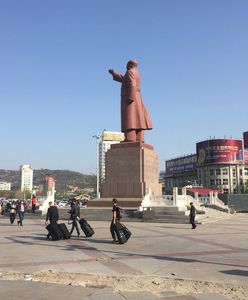 Przymusowa żałoba w Korei Północnej na 10-lecie śmierci Kim Dzong Ila. Zakazano rozrywki, a nawet śmiechu