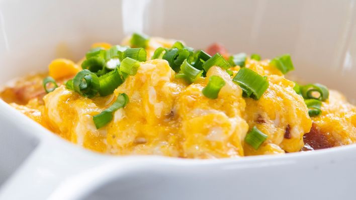 Jajecznica z piekarnika to świetny pomysł na śniadanie