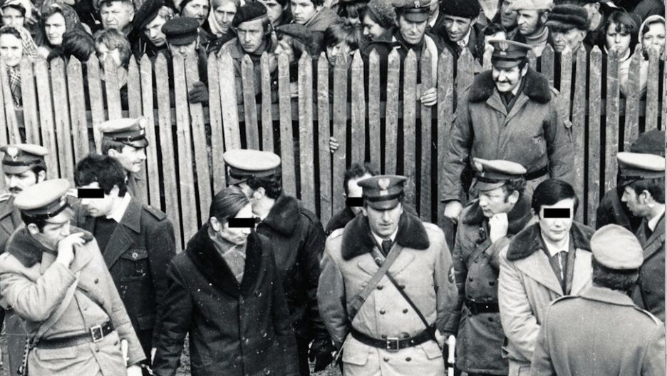 Kilka dni przed wykonaniem wyroku śmierci na Janie Sojdzie i Józefie Adasiu we wsi przeprowadzono wizję lokalną z udziałem oskarżonych o zbrodnię połaniecką. Przyszła cała wieś. Ludzie stłoczeni w ciasnym kręgu patrzyli na upadek 'króla Zrębin" (PAP, Michał Sielewicz) 