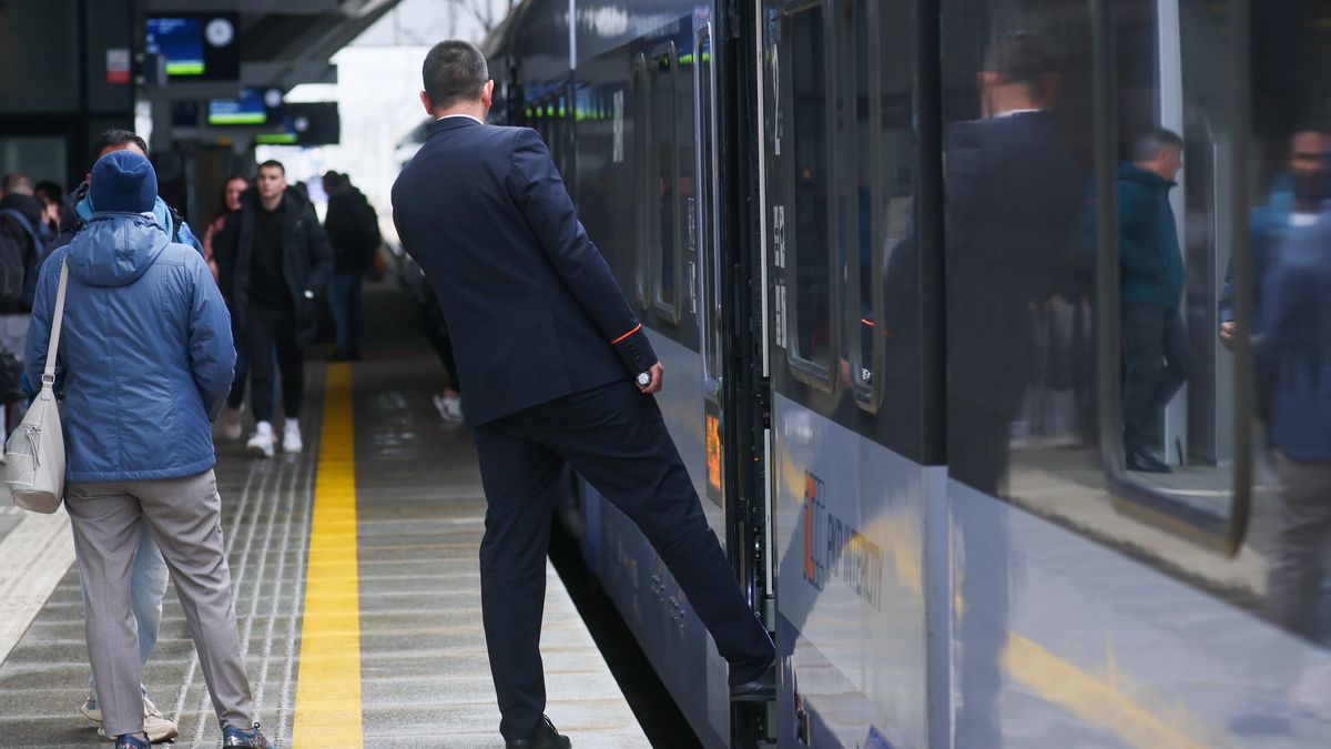 pociąg PKP Intercity
Warszawa, 07.10.2025. Pociąg PKP Intercity na stacji kolejowej Warszawa Zachodnia, 7 bm. (doro) PAP/Leszek Szymański
Leszek Szymański
dworzec zachodni, kolei, kolej, koleje, konduktor, peron, pociąg, pracownik kolejowy, Stacja kolejowa, transport szynowy