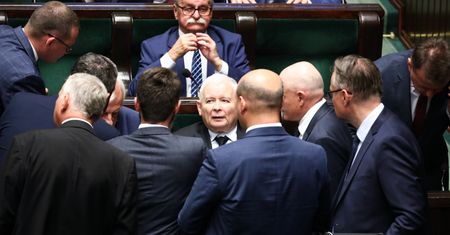 KO przed PiS. Reakcje na najnowszy sondaż