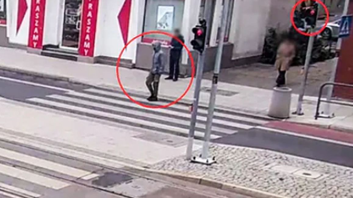 Przechodził na czerwonym świetle, gdy zatrzymała go policja, okazało się, że jest poszukiwany.