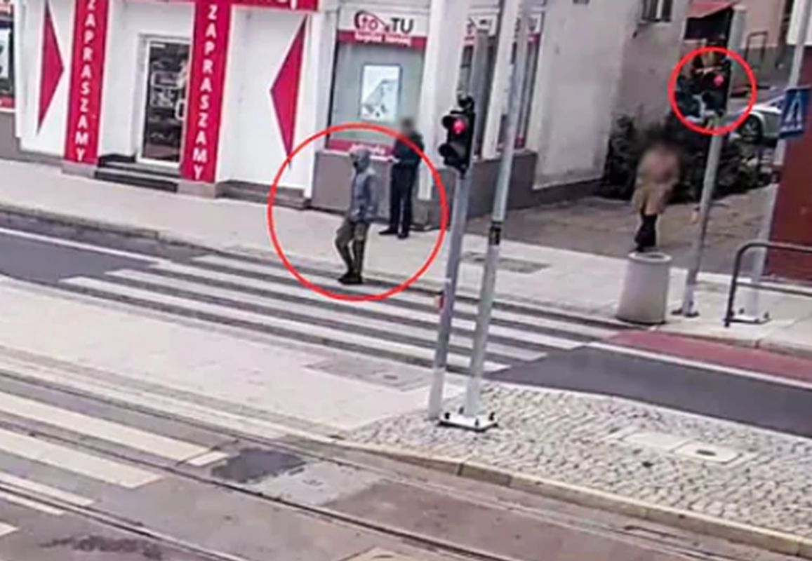Przechodził na czerwonym świetle, gdy zatrzymała go policja, okazało się, że jest poszukiwany.