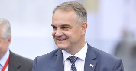 Waldemar Pawlak wozi się po Warszawie. Na biedę nie narzeka