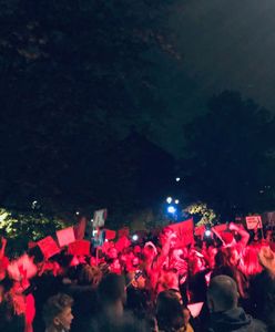 Śląskie. Protesty kobiet w wielu miastach…tłumy, race, znicze i niespodziewane słowa księdza