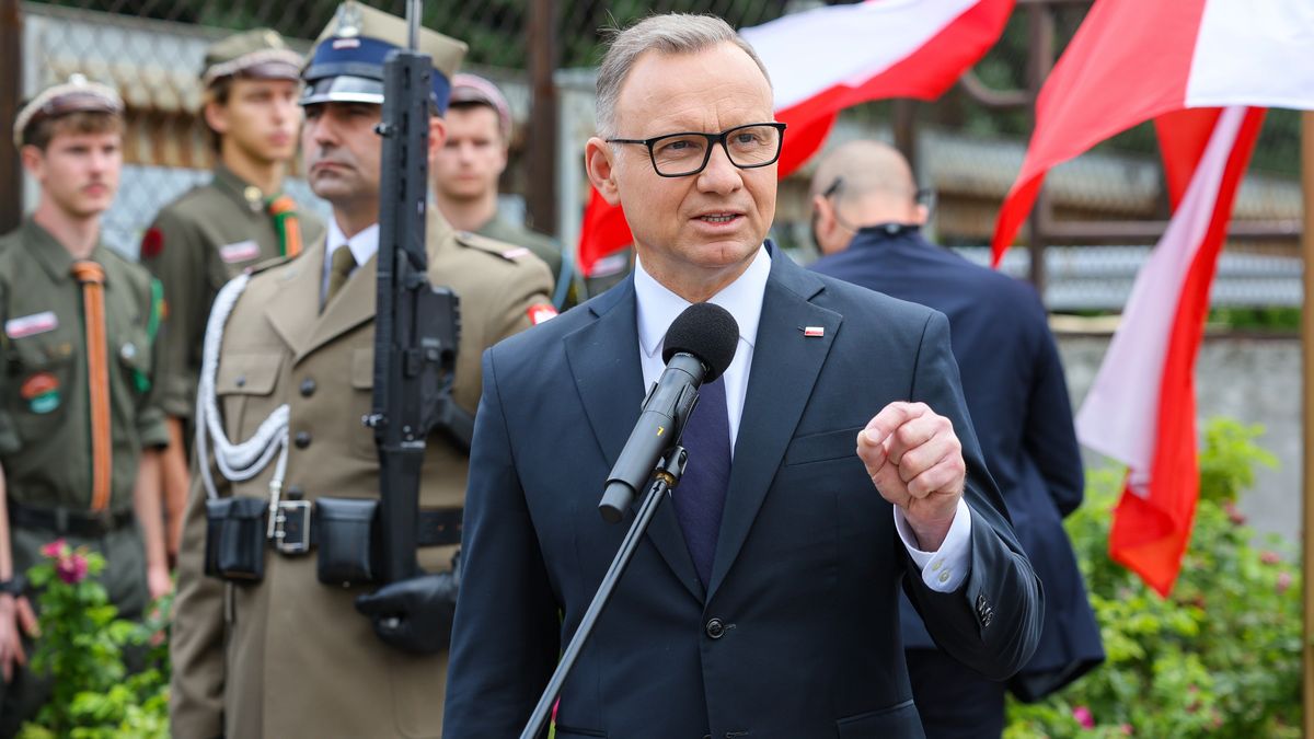 Warszawa, 01.08.2025. Obchody 81. rocznicy wybuchu Powstania Warszawskiego. Prezydent RP Andrzej Duda (C) na uroczystości upamiętnienia ofiar rzezi Woli, 1 bm. na terenie byłej stołecznej fabryki Ursus, w miejscu egzekucji ok. 7 tysięcy mieszkańców Warszawy. W stolicy trwają obchody 81. rocznicy Powstania Warszawskiego - wystąpienia zbrojnego przeciwko okupującym Warszawę wojskom niemieckim, zorganizowanego przez Armię Krajową. (amb) PAP/Rafał Guz