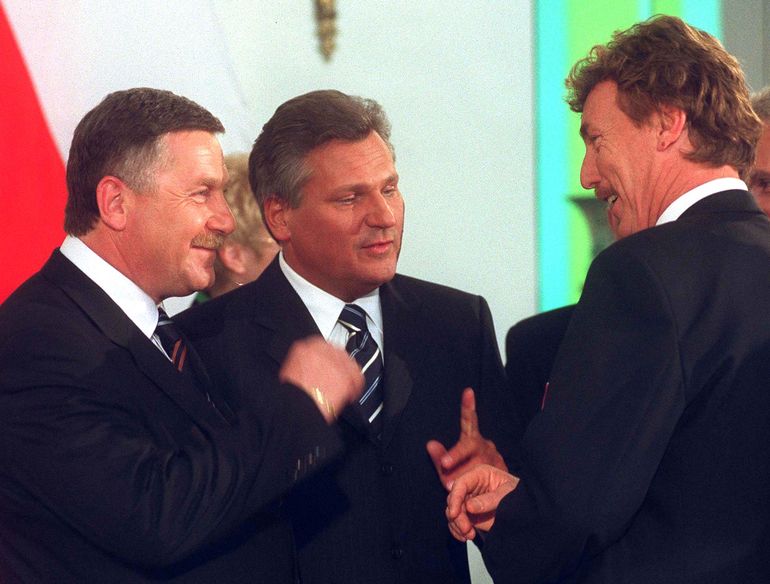 Od lewej: Jerzy Engel, Aleksander Kwaśniewski i Zbigniew Boniek przed MŚ 2002