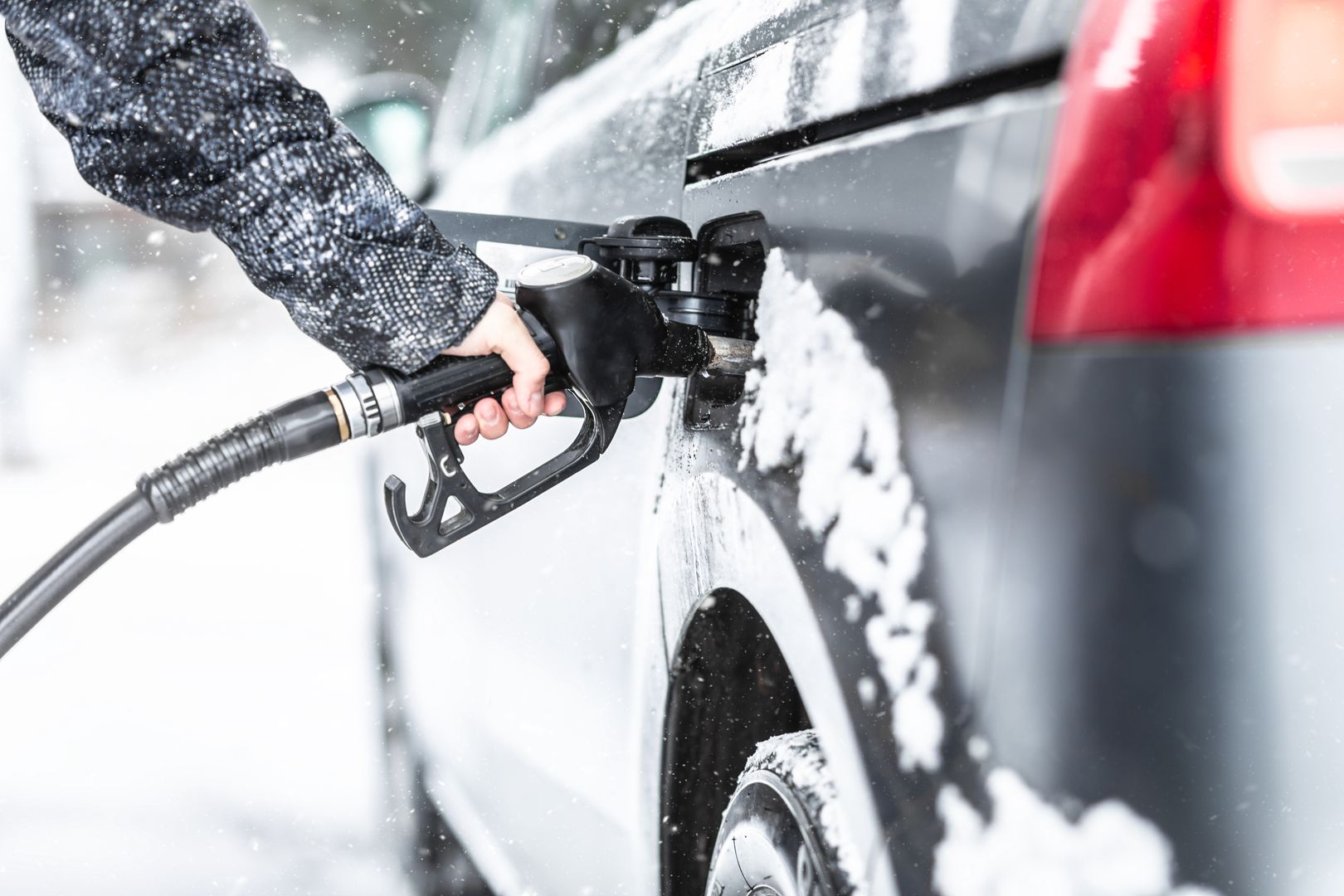 Według analityków spadną nie tylko temperatury, ale i ceny paliw