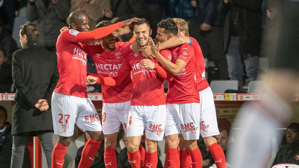 Getty Images /  Tim Clayton - Corbis / Na zdjęciu: piłkarze Nimes Olympique