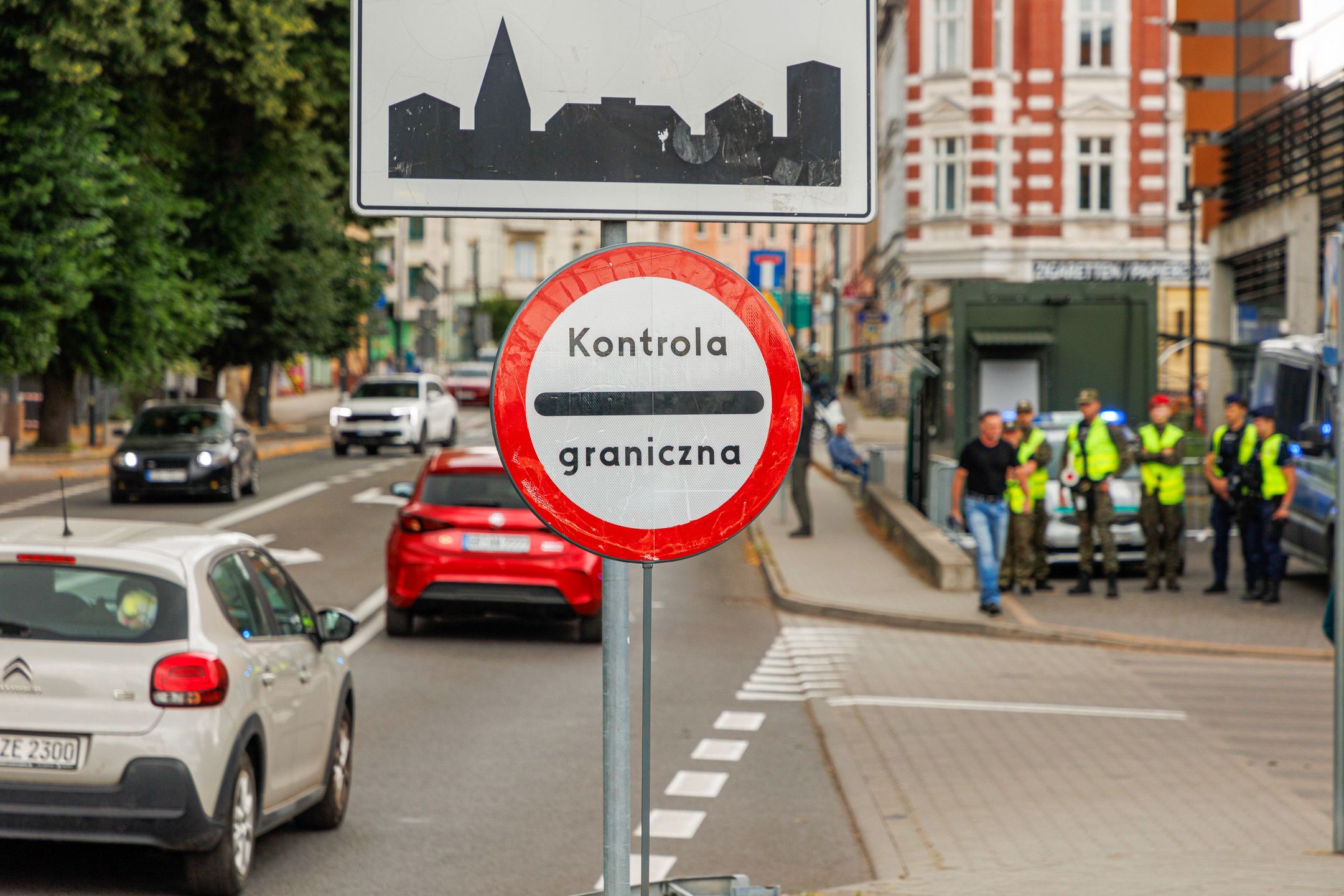 Zgorzelec, 07.07.2025. Przejście graniczne Zgorzelec-Goerlitz, 7 bm. Tymczasowa kontrola osób została przywrócona od 7 lipca 2025 r. do 5 sierpnia 2025 r. na granicy państwowej z Republiką Federalną Niemiec i z Republiką Litewską. (ad) PAP/Tomasz Golla