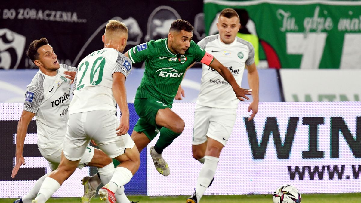 PAP / Piotr Polak / Na zdjęciu: Leandro (zielona koszulka) oraz Jakub Kiełb, Szymon Czyż i Michał Jakóbowski