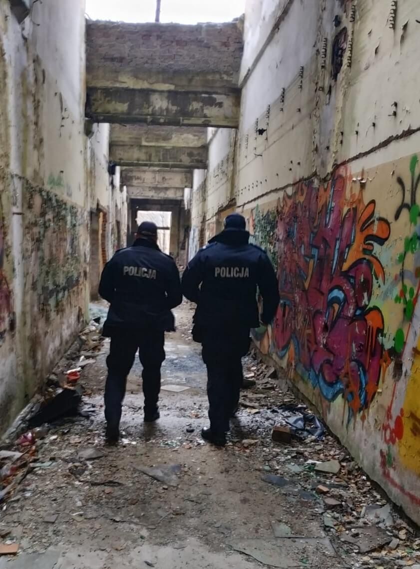 Policja sprawdza budynki