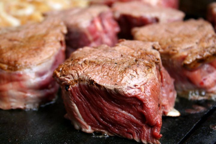 Grillowana wołowina zrazowa górna bez kości (mięso i tłuszcz, II klasa mięsa)