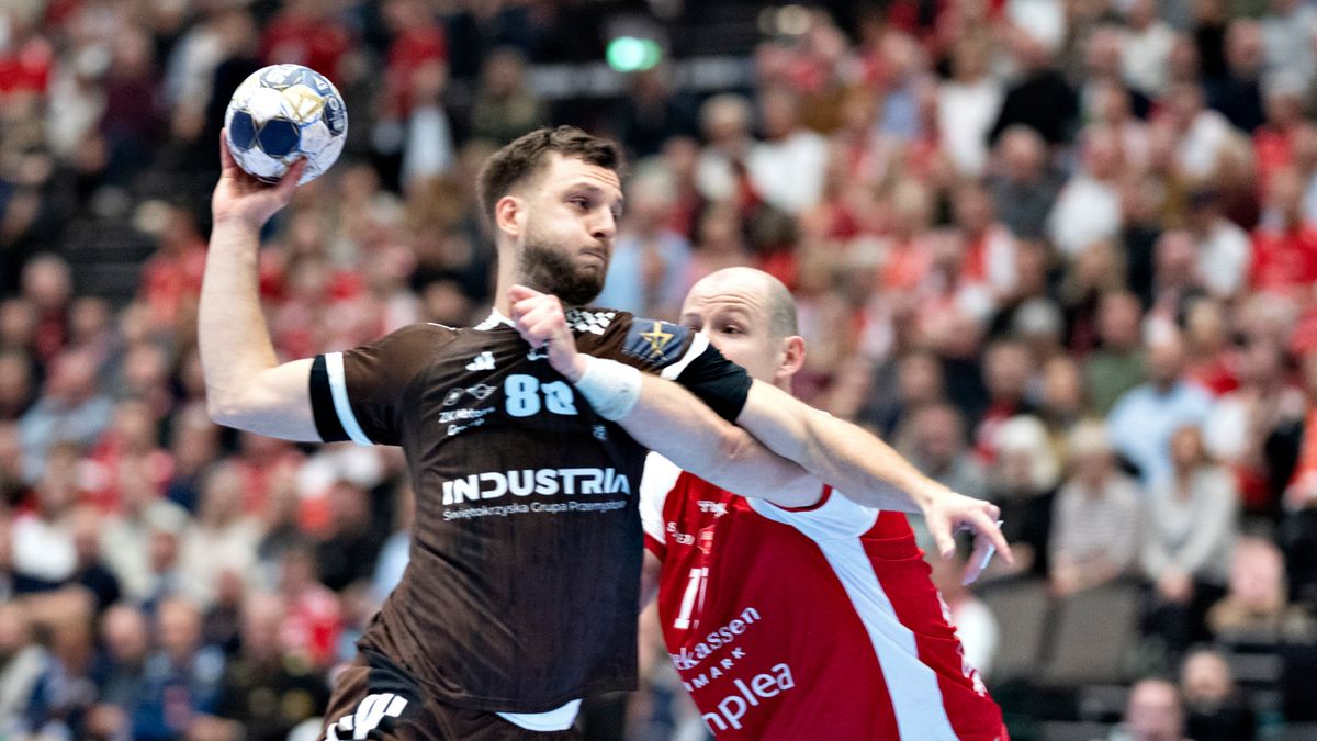 PAP/EPA / Henning Bagger / Na zdjęciu: Aleks Vlah (po lewej) podczas meczu Aalborg Handbold - Industria Kielce