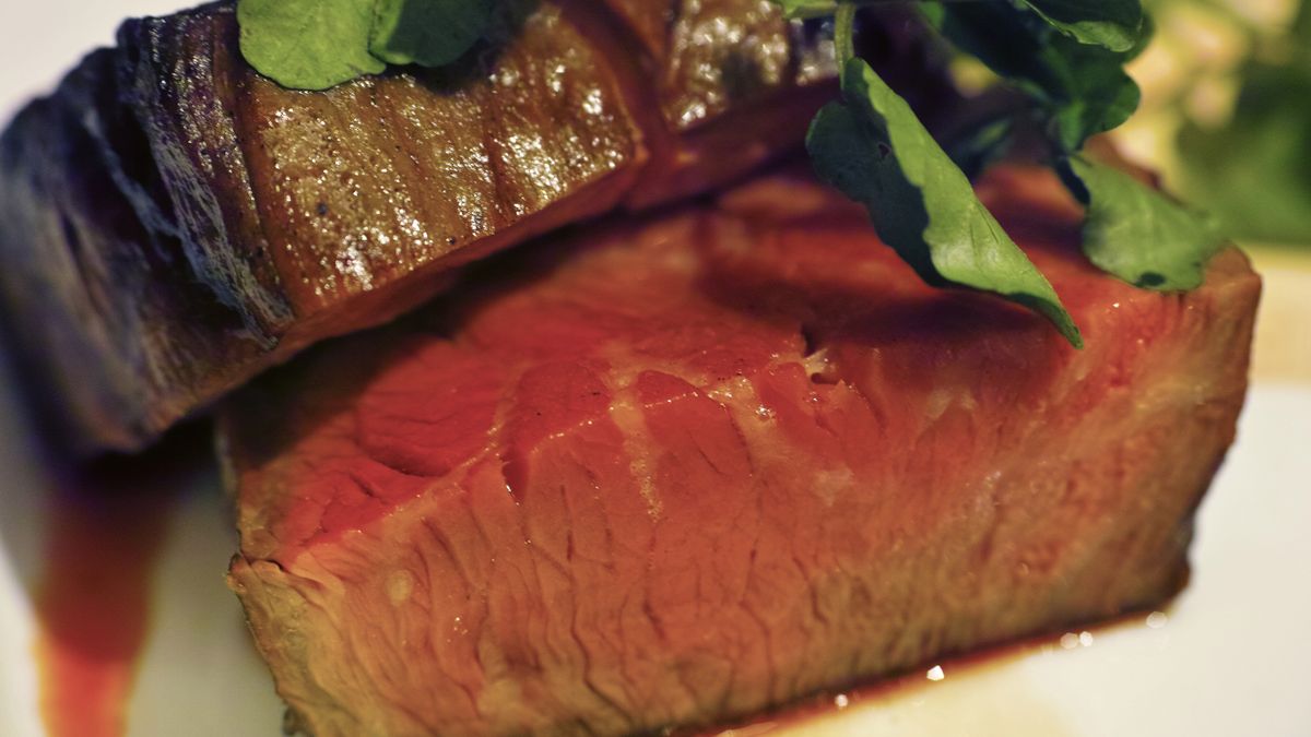 Grillowana wołowina zrazowa górna bez kości (mięso i tłuszcz, III klasa mięsa)