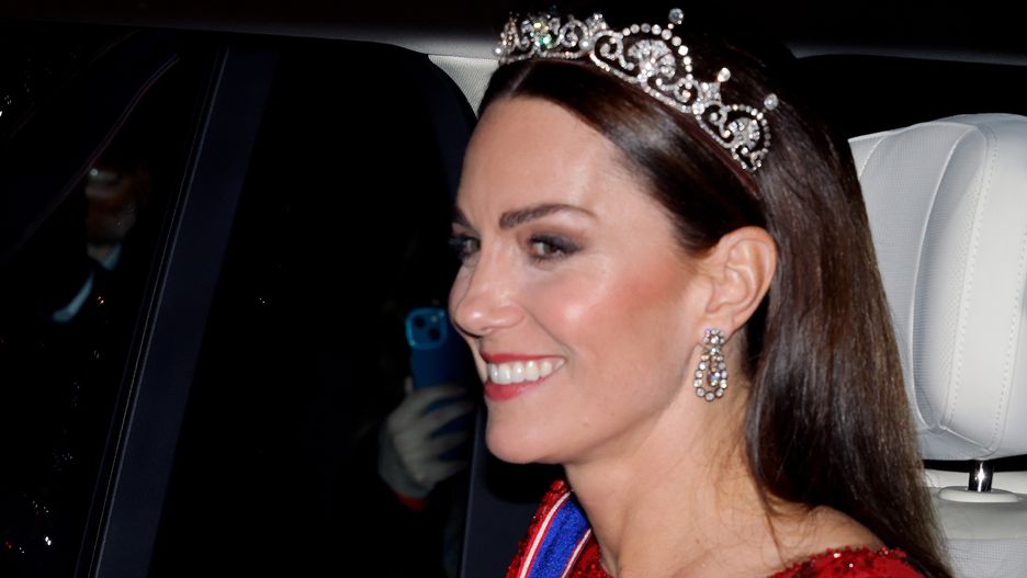 Księżna Kate w drodze na bal dla dyplomatów