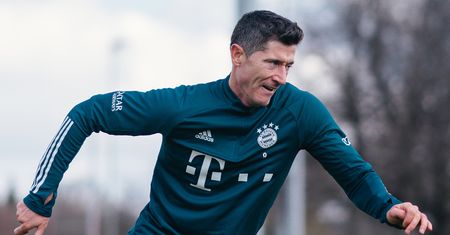 Lewandowski już jest w Polsce! Jeździ po stolicy furą za wielką kasę