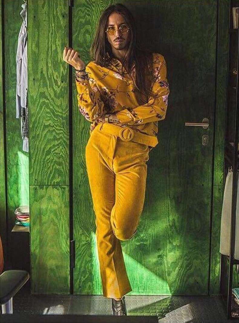 Michał Szpak w żółtej stylizacji