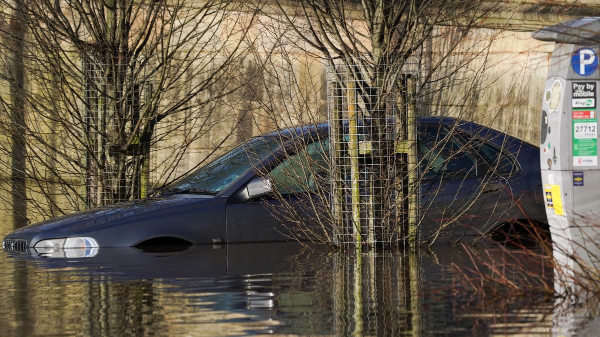 Tonący samochód, zdjęcie ilustracyjne